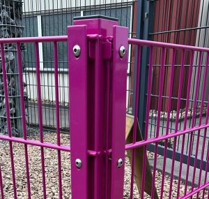 Pfosten mit Abdeckschiene